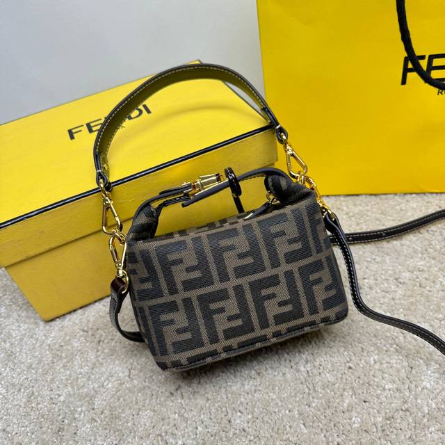 Fend1深受抖音网红：博主热爱中古老花爆款,你可以叫它：化妆包、饭盒包 这款饭盒虽然方方的，但是它的特点就是：软软的、塌塌的、懒懒的感觉，很随意，背上身也不会