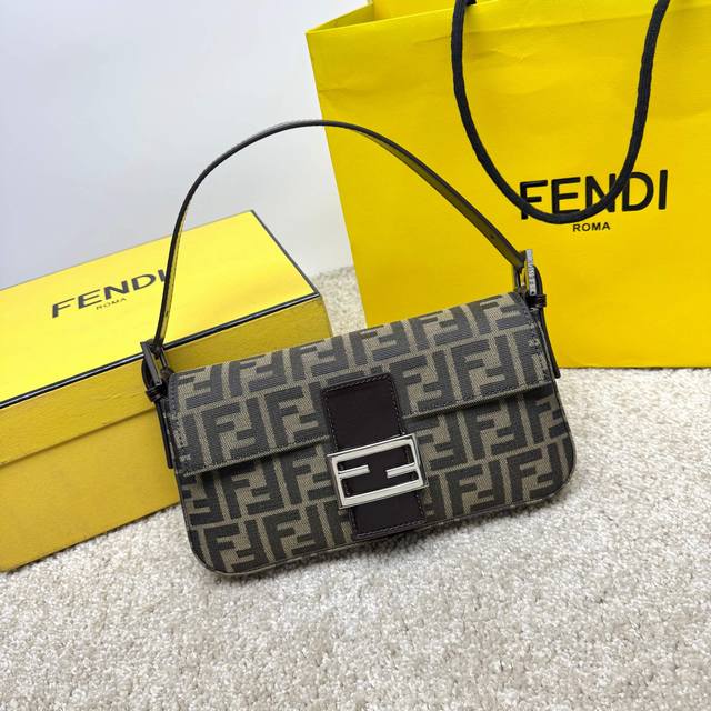 名称:Fendi 小号布包 品质:顶级原单品质 型号:299小号 颜色:啡布料 啡色皮 银色五金 尺寸:26*4*16 Fendi经典款式大F字母小包出货可手提 名称:Fendi 小号布包 品质:顶级原单品质 型号:299小号 颜色:啡布料 啡色皮 银色五金 尺寸:26*4*16 Fendi经典款式大F字母小包出货可手提