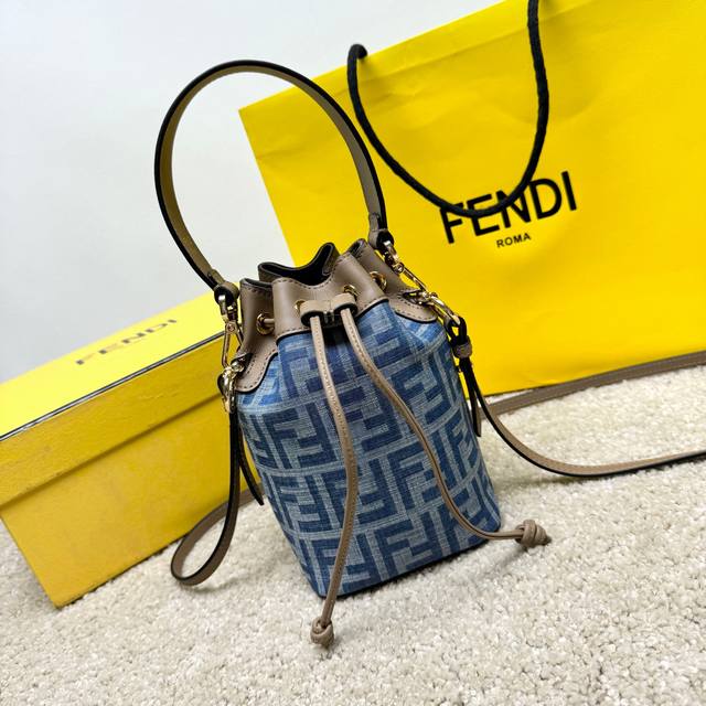 迷你水桶包 浅蓝色牛仔布搭配双F标志性Logo,拥有五部手机容量 随身可放置各种化妆品实用性强且融合了精致与柔美充满少女感 尺寸:12×18×10Cm 型号:9 迷你水桶包 浅蓝色牛仔布搭配双F标志性Logo,拥有五部手机容量 随身可放置各种化妆品实用性强且融合了精致与柔美充满少女感 尺寸:12×18×10Cm 型号:9