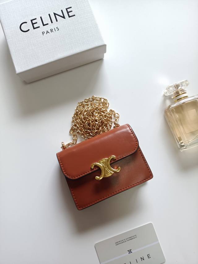 Celine新款链条Triomphe名片包，可斜挎，经典花纹大面内配平纹超纤，金色饰面Triomphe金属按扣开合，1个加厚主隔层，3个内侧卡槽。 编号:10N