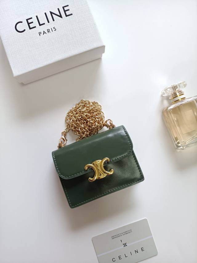 Celine新款链条Triomphe名片包，可斜挎，经典花纹大面内配平纹超纤，金色饰面Triomphe金属按扣开合，1个加厚主隔层，3个内侧卡槽。 编号:10N