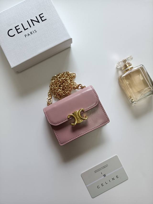 Celine新款链条Triomphe名片包，可斜挎，经典花纹大面内配平纹超纤，金色饰面Triomphe金属按扣开合，1个加厚主隔层，3个内侧卡槽。 编号:10N