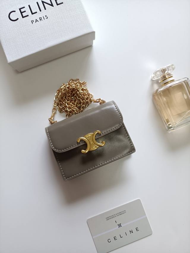 Celine新款链条Triomphe名片包，可斜挎，经典花纹大面内配平纹超纤，金色饰面Triomphe金属按扣开合，1个加厚主隔层，3个内侧卡槽。 编号:10N
