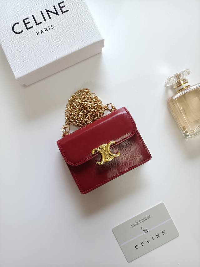 Celine新款链条Triomphe名片包，可斜挎，经典花纹大面内配平纹超纤，金色饰面Triomphe金属按扣开合，1个加厚主隔层，3个内侧卡槽。 编号:10N