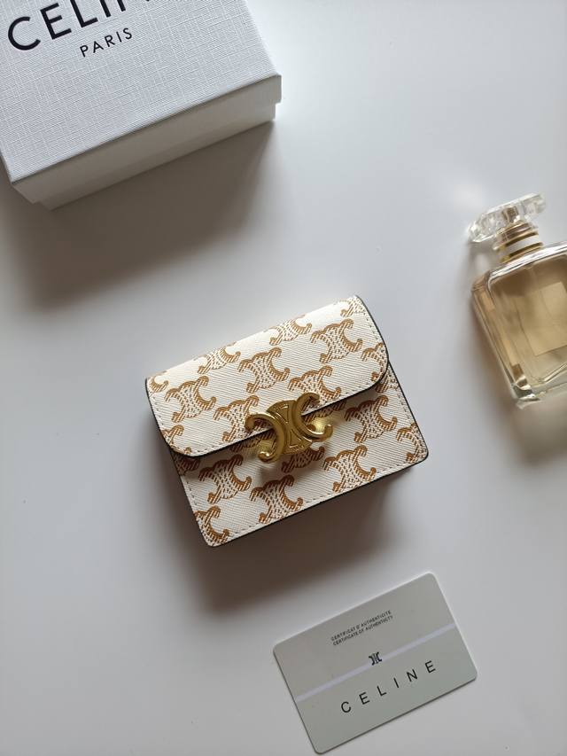 Celine新款卡包，Triomphe名片包，经典花纹大面内配平纹超纤，金色饰面Triomphe金属按扣开合，1个加厚主隔层，3个内侧卡槽。 编号:10N063