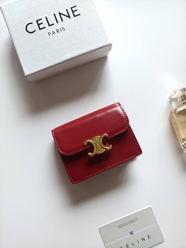 Celine新款卡包，Triomphe名片包，经典花纹大面内配平纹超纤，金色饰面Triomphe金属按扣开合，1个加厚主隔层，3个内侧卡槽。 编号:10N063