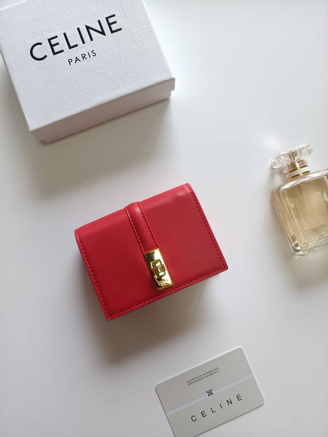Celine新款卡包，Triomphe翻盖卡包，经典花纹大面内配平纹超纤，旋转锁扣开合，1个加厚主隔层，2个内侧卡槽。 编号:10M473 尺寸:10.5X8.