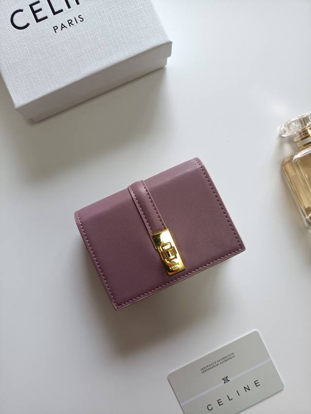 Celine新款卡包，Triomphe翻盖卡包，经典花纹大面内配平纹超纤，旋转锁扣开合，1个加厚主隔层，2个内侧卡槽。 编号:10M473 尺寸:10.5X8.