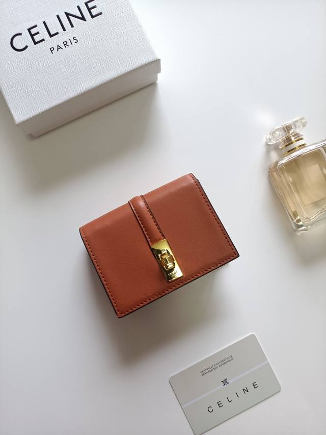 Celine新款卡包，Triomphe翻盖卡包，经典花纹大面内配平纹超纤，旋转锁扣开合，1个加厚主隔层，2个内侧卡槽。 编号:10M473 尺寸:10.5X8.