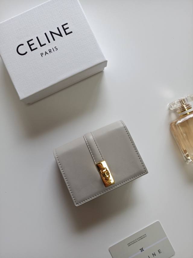 Celine新款卡包，Triomphe翻盖卡包，经典花纹大面内配平纹超纤，旋转锁扣开合，1个加厚主隔层，2个内侧卡槽。 编号:10M473 尺寸:10.5X8.