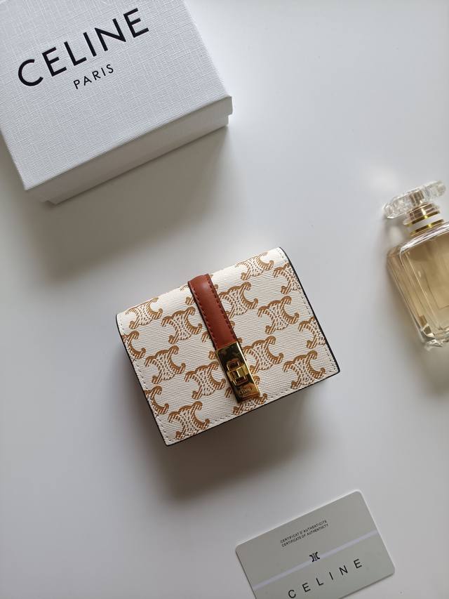 Celine新款卡包，Triomphe翻盖卡包，经典花纹大面内配平纹超纤，旋转锁扣开合，1个加厚主隔层，2个内侧卡槽。 编号:10M473 尺寸:10.5X8.