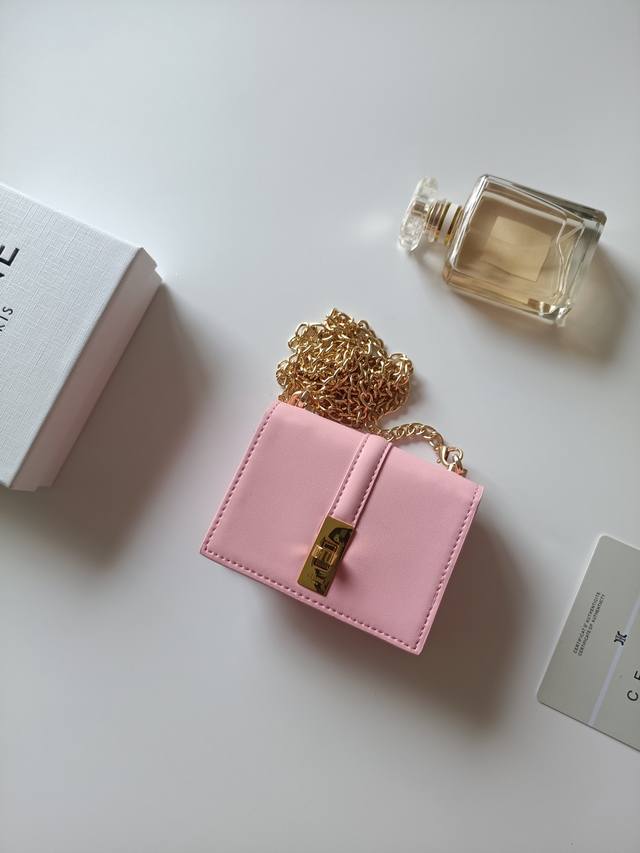 Celine最新链条卡包，Triomphe翻盖链条卡包，可斜挎，经典花纹内配平纹超纤，旋转锁扣开合，1个加厚主隔层，2个内侧卡槽。 编号:10M472 尺寸:1