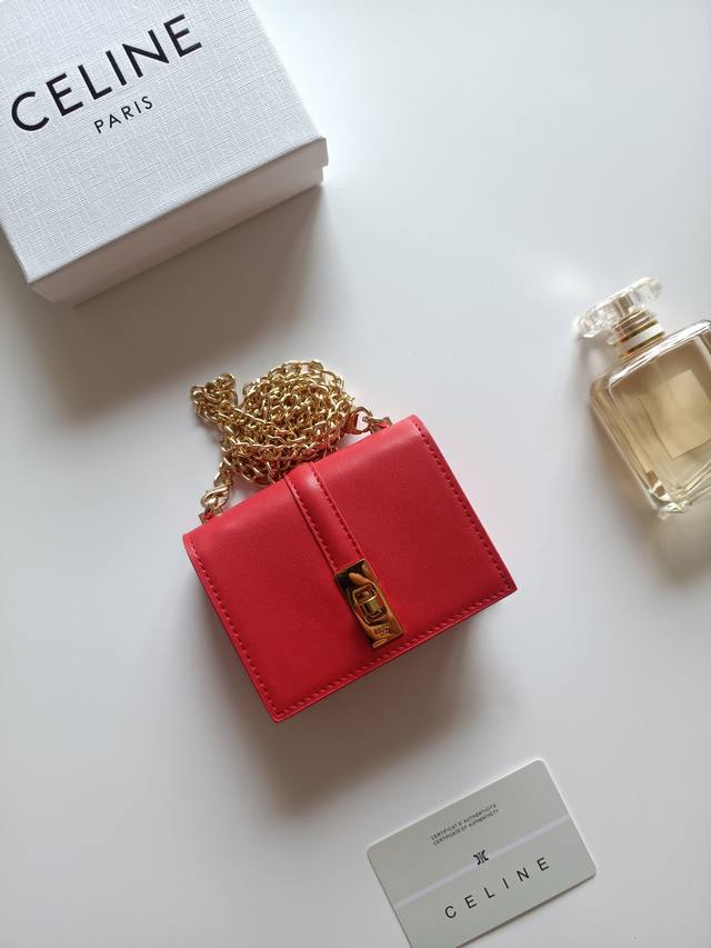 Celine最新链条卡包，Triomphe翻盖链条卡包，可斜挎，经典花纹内配平纹超纤，旋转锁扣开合，1个加厚主隔层，2个内侧卡槽。 编号:10M472 尺寸:1