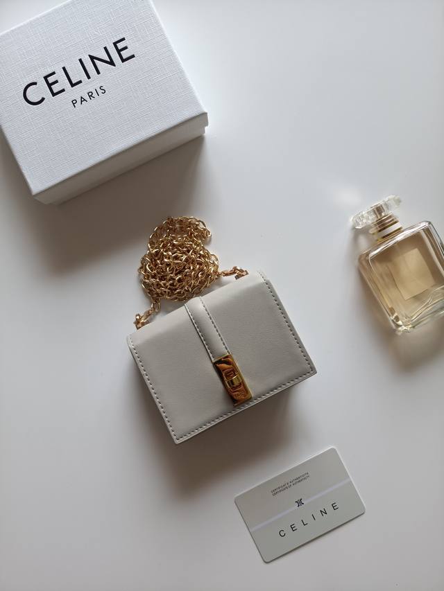 Celine最新链条卡包，Triomphe翻盖链条卡包，可斜挎，经典花纹内配平纹超纤，旋转锁扣开合，1个加厚主隔层，2个内侧卡槽。 编号:10M472 尺寸:1