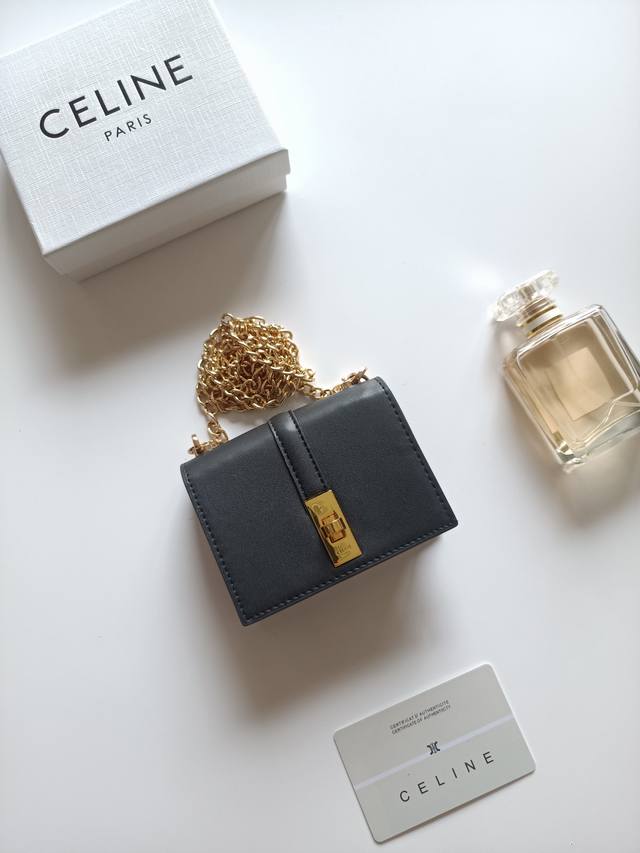 Celine最新链条卡包，Triomphe翻盖链条卡包，可斜挎，经典花纹内配平纹超纤，旋转锁扣开合，1个加厚主隔层，2个内侧卡槽。 编号:10M472 尺寸:1