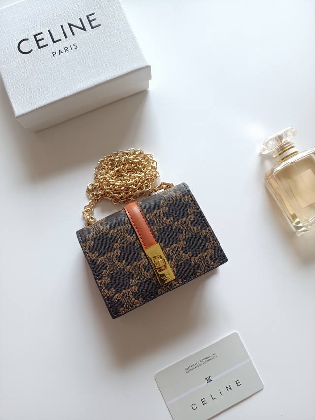 Celine最新链条卡包，Triomphe翻盖链条卡包，可斜挎，经典花纹内配平纹超纤，旋转锁扣开合，1个加厚主隔层，2个内侧卡槽。 编号:10M472 尺寸:1