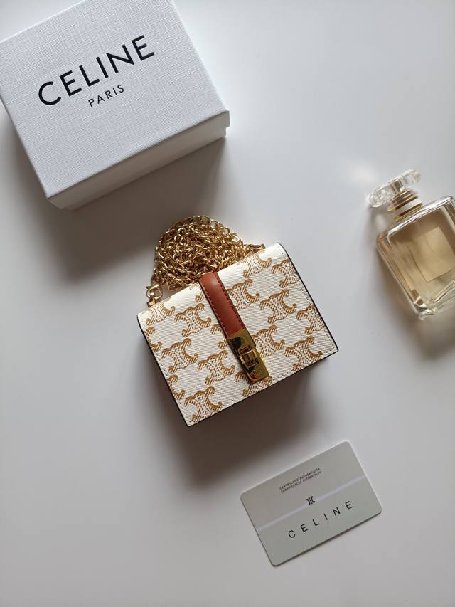 Celine最新链条卡包，Triomphe翻盖链条卡包，可斜挎，经典花纹内配平纹超纤，旋转锁扣开合，1个加厚主隔层，2个内侧卡槽。 编号:10M472 尺寸:1