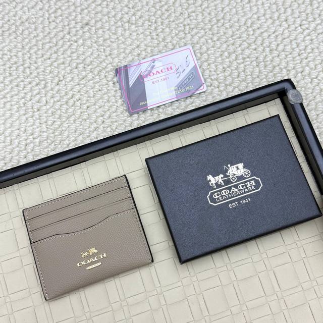 超迷你小卡包 蔻驰新款标志卡包， 头层牛皮制作， 款号:5786 尺寸:10.5×7Cm