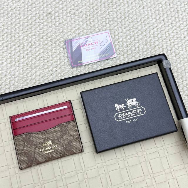 超迷你小卡包 蔻驰新款标志卡包， 头层牛皮制作， 款号:5786 尺寸:10.5×7Cm