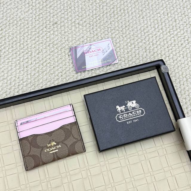 超迷你小卡包 蔻驰新款标志卡包， 头层牛皮制作， 款号:5786 尺寸:10.5×7Cm