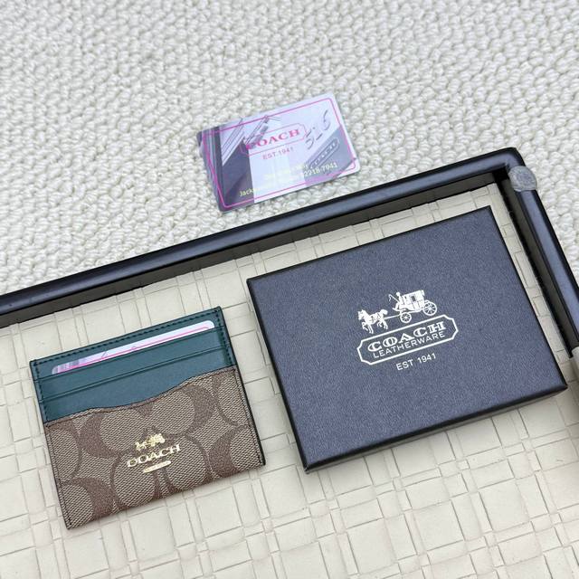 超迷你小卡包 蔻驰新款标志卡包， 头层牛皮制作， 款号:5786 尺寸:10.5×7Cm