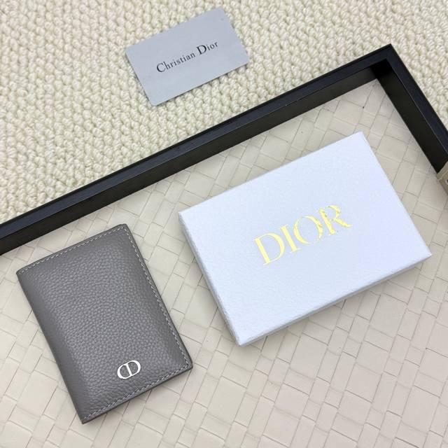 Dior全新推出的双折卡夹是一款高雅的配饰,彰显 Dior 的精湛工艺。这款卡夹采用黑色细工镶嵌粒面牛皮革精心制作,饰以米色和黑色 Oblique 印花面料细节 Dior全新推出的双折卡夹是一款高雅的配饰,彰显 Dior 的精湛工艺。这款卡夹采用黑色细工镶嵌粒面牛皮革精心制作,饰以米色和黑色 Oblique 印花面料细节