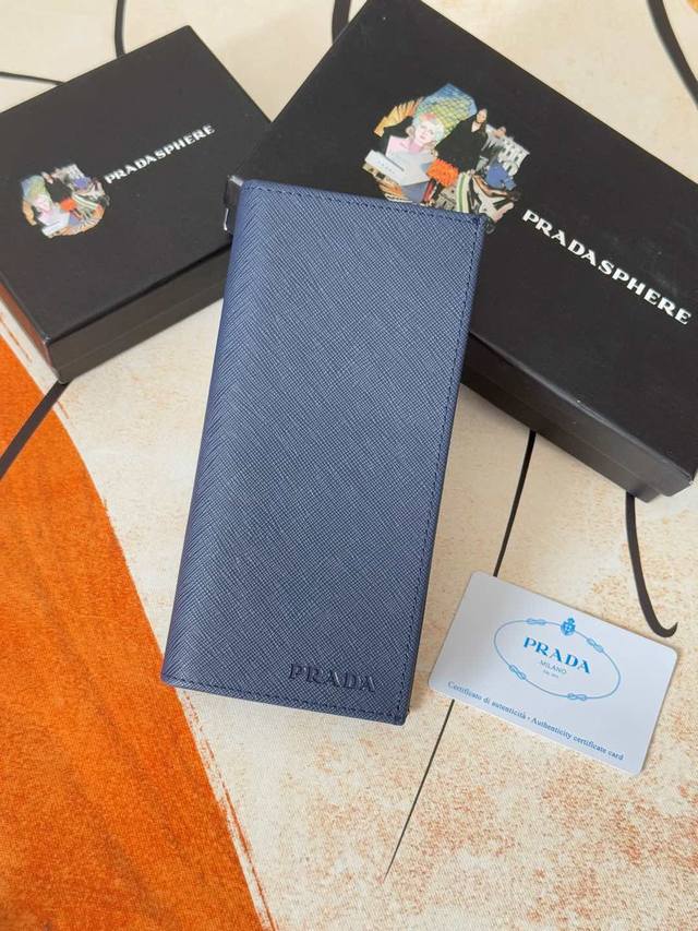 经典款西装夹 钱包经典之作、简单时尚、Zp开发，型号1M2Mv836# ，颜色：蓝色 Blue如图 实拍 内码224代工码 意大利顶级原单十字纹牛皮质感极好，进