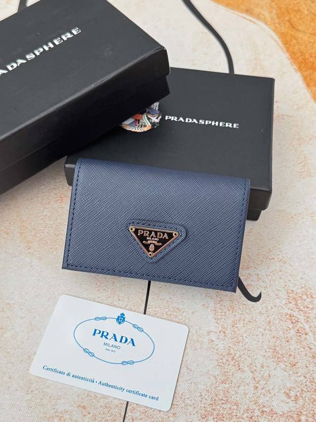 Prada爆款男士卡包专柜新款式，官网同步，正品开发，型号2Mc122#。颜色 蓝色 如图 实拍 十字纹牛皮质感极好，螺纹里布 五金配件！精湛走线均匀整齐 油边
