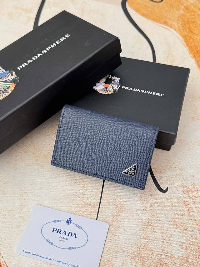Prada爆款男士卡包专柜新款式，官网同步，正品开发，型号2Mc122#。颜色 蓝色 如图 实拍 十字纹牛皮质感极好，螺纹里布 五金配件！精湛走线均匀整齐 油边