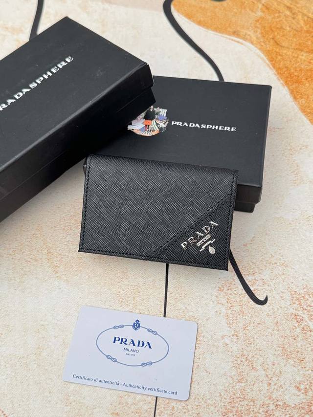 Prada爆款男士卡包专柜新款式，官网同步，正品开发，型号2Mc122#。颜色 如图 实拍 十字纹牛皮质感极好，螺纹里布 五金配件！精湛走线均匀整齐 油边平滑，