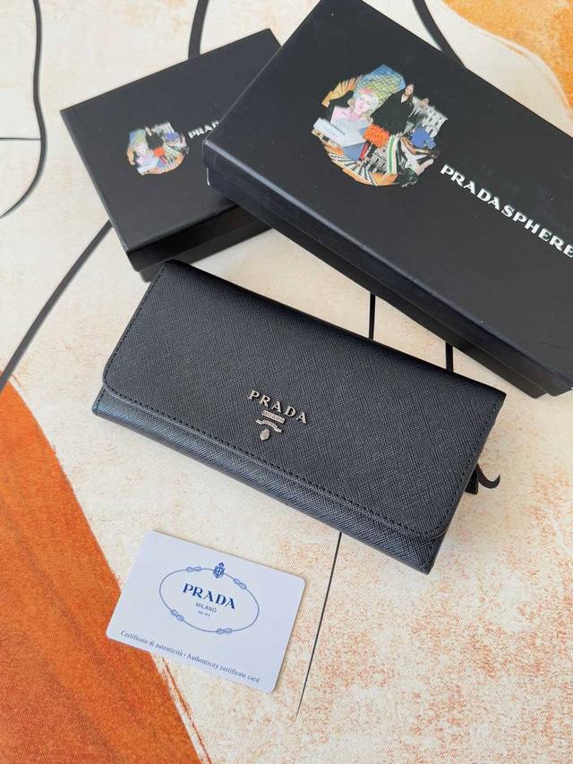 独家背景 爆款出货了： 普拉达 专柜品质 实物拍摄 ！型号：Lm1132散字标 金色五金，原版品质 皮质：原版十字纹 颜色如图所示颜色齐全 长19宽10高2Cm