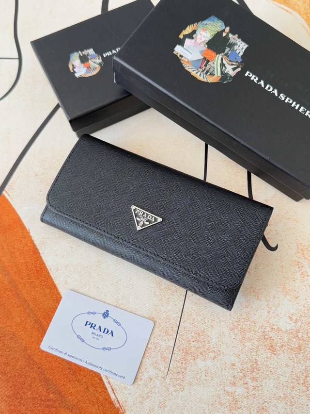 独家背景 爆款出货了： 普拉达 专柜品质 实物拍摄 ！型号：Lm1132散字标 金色五金，原版品质 皮质：原版十字纹 颜色如图所示颜色齐全 长19宽10高2Cm