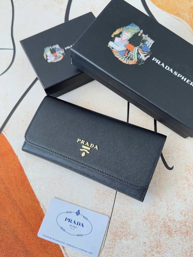 独家背景 爆款出货了： 普拉达 专柜品质 实物拍摄 ！型号：Lm1132散字标 金色五金，原版品质 皮质：原版十字纹 颜色如图所示颜色齐全 长19宽10高2Cm