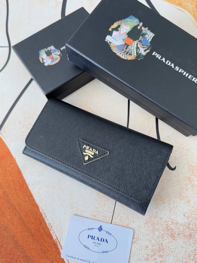 独家背景 爆款出货了： 普拉达 专柜品质 实物拍摄 ！型号：Lm1132散字标 金色五金，原版品质 皮质：原版十字纹 颜色如图所示颜色齐全 长19宽10高2Cm