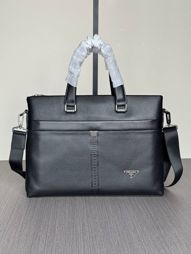 顶级专柜老鼠高端狠货 最新火爆款普拉达手提公文包大量出货啦,叫嚣专柜货顶级原单货纸上谈兵吹牛皮的咱不会，请让狠货说话。款式可以复制抄袭，材料做工骗不了懂的人。里