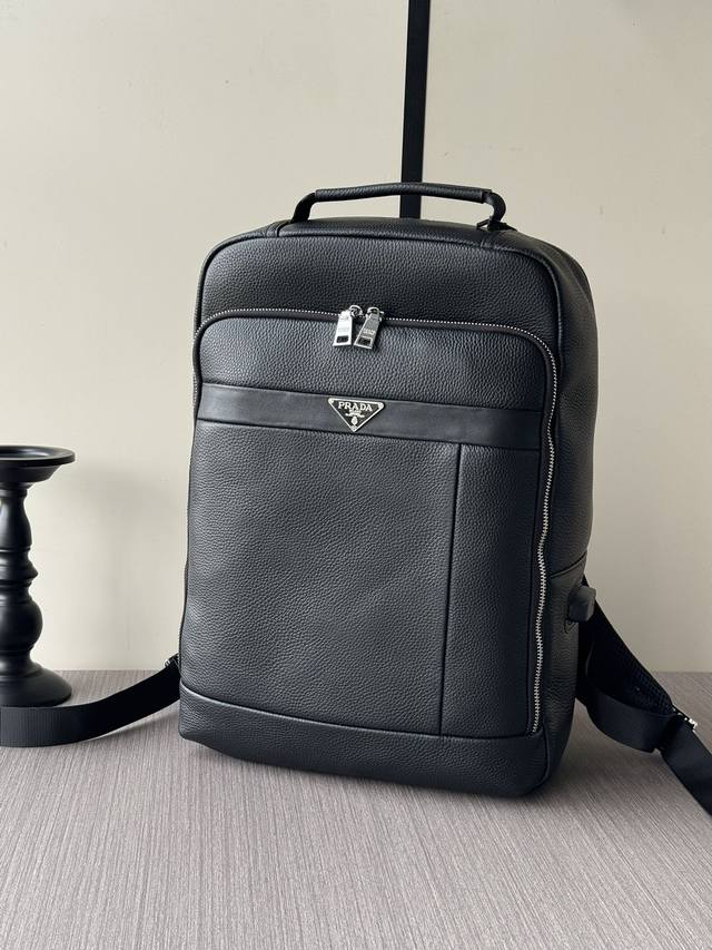 顶级专柜老鼠高端狠货 最新火爆款普拉达手提双肩背包大量出货啦,叫嚣专柜货顶级原单货纸上谈兵吹牛皮的咱不会，请让狠货说话。款式可以复制抄袭，材料做工骗不了懂的人。