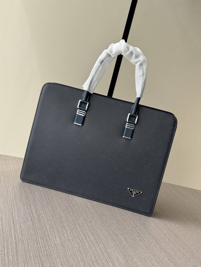 顶级专柜老鼠高端狠货 最新火爆款普拉达密码锁手提公文包火爆款大量出货啦,叫嚣专柜货顶级原单货纸上谈兵吹牛皮的咱不会，请让狠货说话。款式可以复制抄袭，材料做工骗不