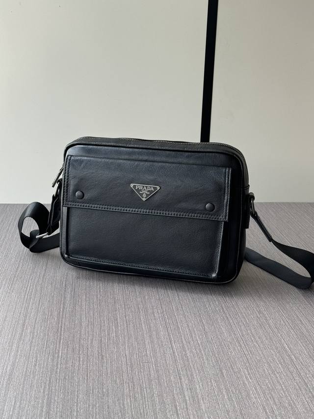 顶级专柜老鼠高端狠货 最新火爆款普拉达斜挎包大量出货啦,叫嚣专柜货顶级原单货纸上谈兵吹牛皮的咱不会，请让狠货说话。款式可以复制抄袭，材料做工骗不了懂的人。里外都