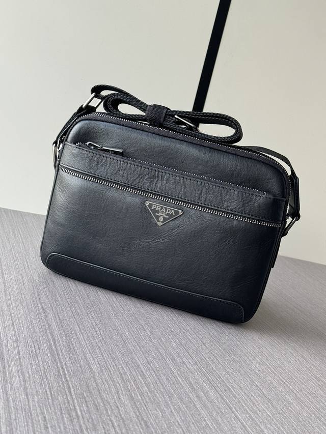 顶级专柜老鼠高端狠货 最新火爆款普拉达斜挎包大量出货啦,叫嚣专柜货顶级原单货纸上谈兵吹牛皮的咱不会，请让狠货说话。款式可以复制抄袭，材料做工骗不了懂的人。里外都