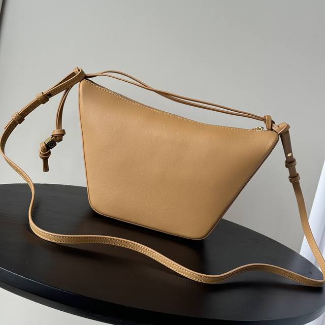 顶级专柜老鼠狠货罗意威手提包新款头层牛皮Hammock Hobo手袋 将经典手袋能轻松改变形状的设计进行解构,保留颇具代表性的吊床造型,打造出一款时尚百搭且符合 顶级专柜老鼠狠货罗意威手提包新款头层牛皮Hammock Hobo手袋 将经典手袋能轻松改变形状的设计进行解构,保留颇具代表性的吊床造型,打造出一款时尚百搭且符合