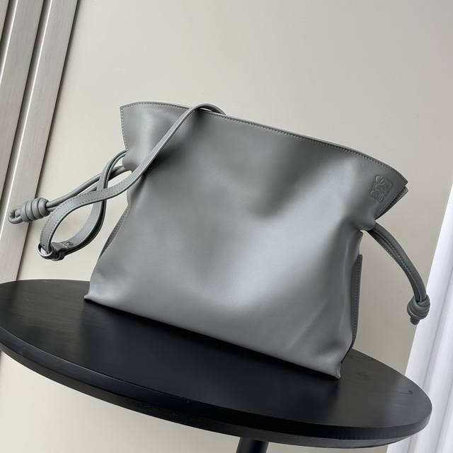 顶级专柜老鼠狠货罗意威 新版本 纳帕牛皮革Flamenco 福袋单肩包采用拉绳收紧 并打上标志性的盘绕结。此版本采用纳帕牛皮革制成Flamenco可以容纳例如一