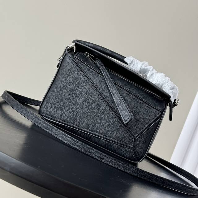 顶级专柜老鼠狠货罗意威新款Mini粒面柔软牛皮革Puzzle手袋 家推出的首次亮相手提包*长方体形状和精确的切割技术创造了 Puzzle 独特的几何线条*此小号 顶级专柜老鼠狠货罗意威新款Mini粒面柔软牛皮革Puzzle手袋 家推出的首次亮相手提包*长方体形状和精确的切割技术创造了 Puzzle 独特的几何线条*此小号