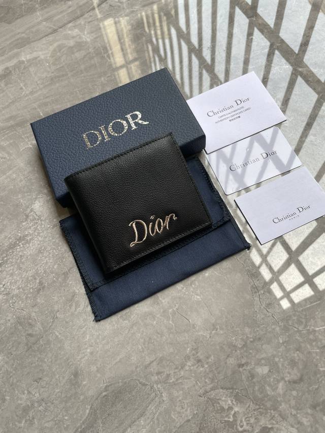 Dior 男士短款钱夹,采用黑色粒面牛皮革精心制作,正面饰以Dior丝带状标志。双折款式,搭配黑色头层牛皮,内置1个双层现金隔层,2个票据隔层和8个卡槽非常实用 Dior 男士短款钱夹,采用黑色粒面牛皮革精心制作,正面饰以Dior丝带状标志。双折款式,搭配黑色头层牛皮,内置1个双层现金隔层,2个票据隔层和8个卡槽非常实用