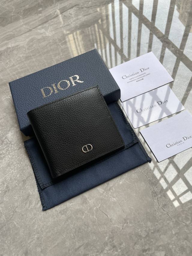Dior 男士短款钱夹,采用黑色粒面牛皮革精心制作,双折款式,搭配黑色头层牛皮,内置1个双层现金隔层,2个票据隔层和8个卡槽非常实用,内含防尘袋,款号027尺寸 Dior 男士短款钱夹,采用黑色粒面牛皮革精心制作,双折款式,搭配黑色头层牛皮,内置1个双层现金隔层,2个票据隔层和8个卡槽非常实用,内含防尘袋,款号027尺寸