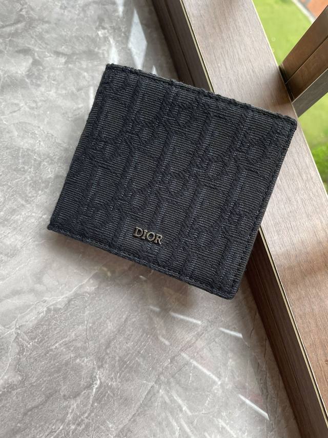Dior 男士短款钱夹，黑色提花布 Dior Oblique 搭配黑色头层牛皮，内置八卡位两隔层非常实用款号Bbh027尺寸11.×9.5Cm