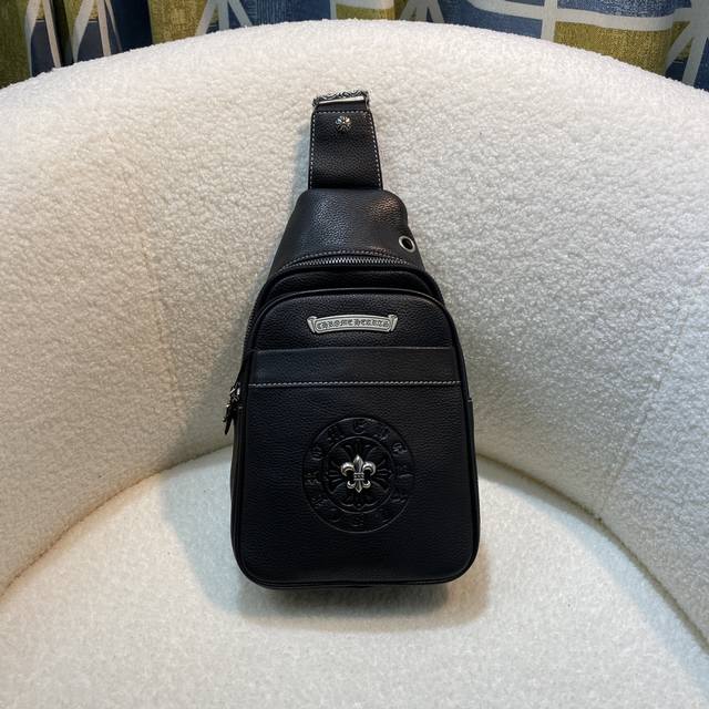 顶级原单 克罗心专柜新款胸包，前开口设计，超大容量空间，进口层头牛皮，皮纹路清晰颗粒饱满光泽度极佳，皮质手感柔软舒适完美诠释了皮的品质，原版五金 里布.顶级工匠