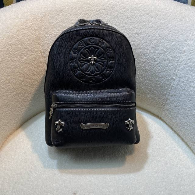 顶级原单 克罗心专柜新款双肩包，进口层头牛皮，皮纹路清晰颗粒饱满光泽度极佳，皮质手感柔软舒适完美诠释了皮的品质，原版五金 里布.顶级工匠精细手工每个细节都很到位