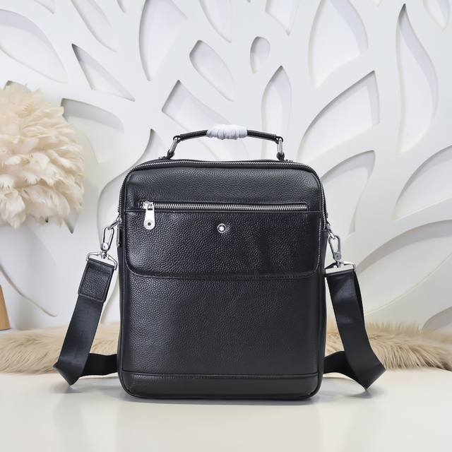 万宝龙-最新款男士手提包 斜挎包采用头层牛皮 皮质柔软 手感超赞 独特设计足以彰显其奢华感 细节品质毋庸置疑 高端大气上档次 百搭单品尺寸：32.27.12Cm