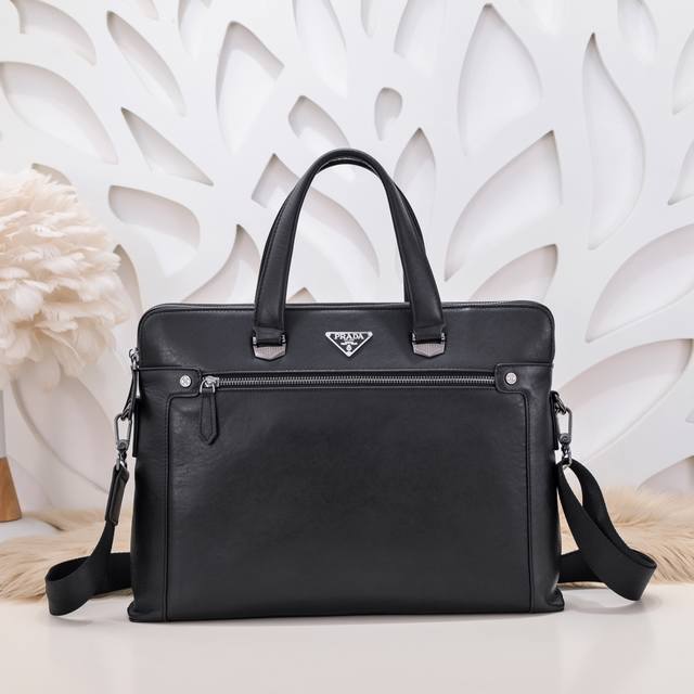 Prada-普拉达最新款男士公文包采用进口小牛皮制作 皮质柔软 手感超赞 高贵五金 尽显独特气质 低调又奢华 高端大气上档次 非常时尚 简约实用尺寸：38.29
