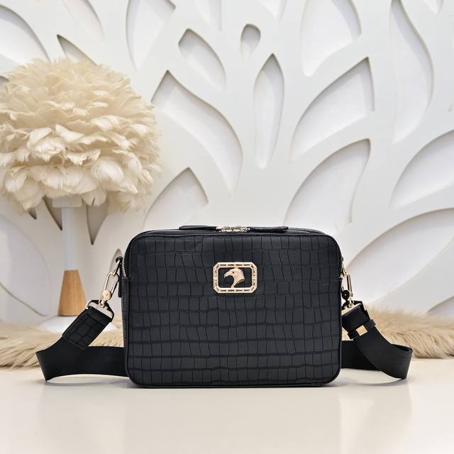 Stefano Ricci-史蒂芬 专柜最新款男士斜挎包采用进口小牛皮制作 皮质柔软 纹路清晰可见 手感超赞 高贵五金 时尚鹰头金标 质量看得见 高档大气上档次